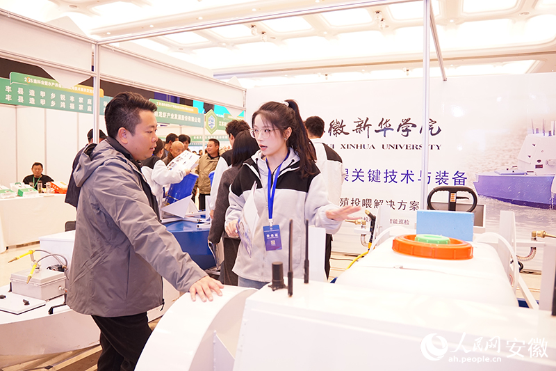 团队学生解答客商疑难。人民网 丁纪摄.jpg